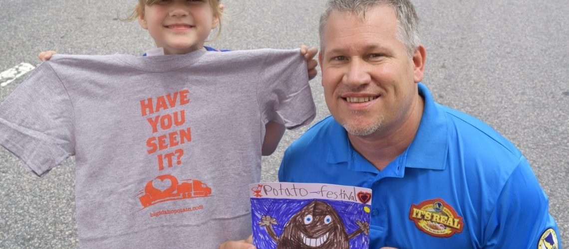 Larry and a little fan exchanged gifts at the event!